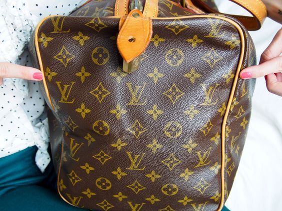 do real louis vuitton have upside down logo