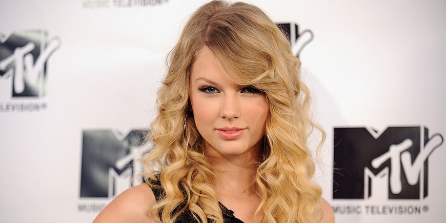 Does Taylor Swift curl her hair?