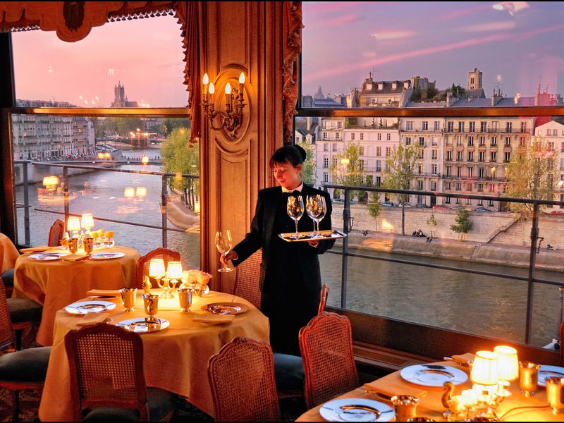 Does maxims in Paris still exist?