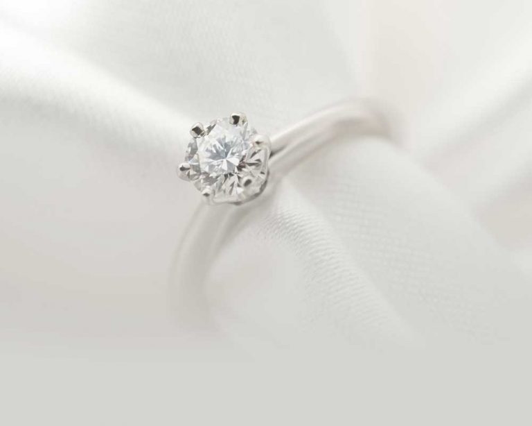 How many carats is Devon Windsors engagement ring?