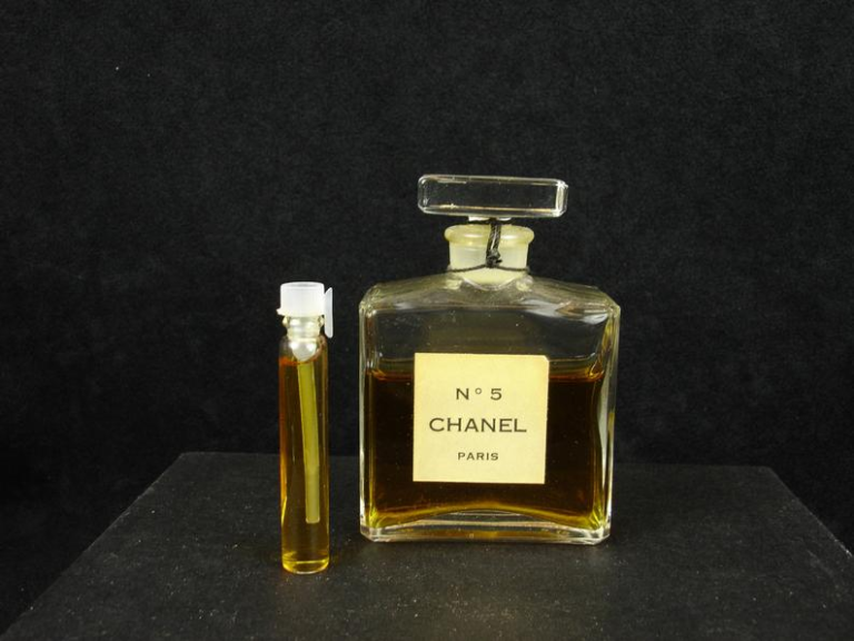 chanel no 5 old lady