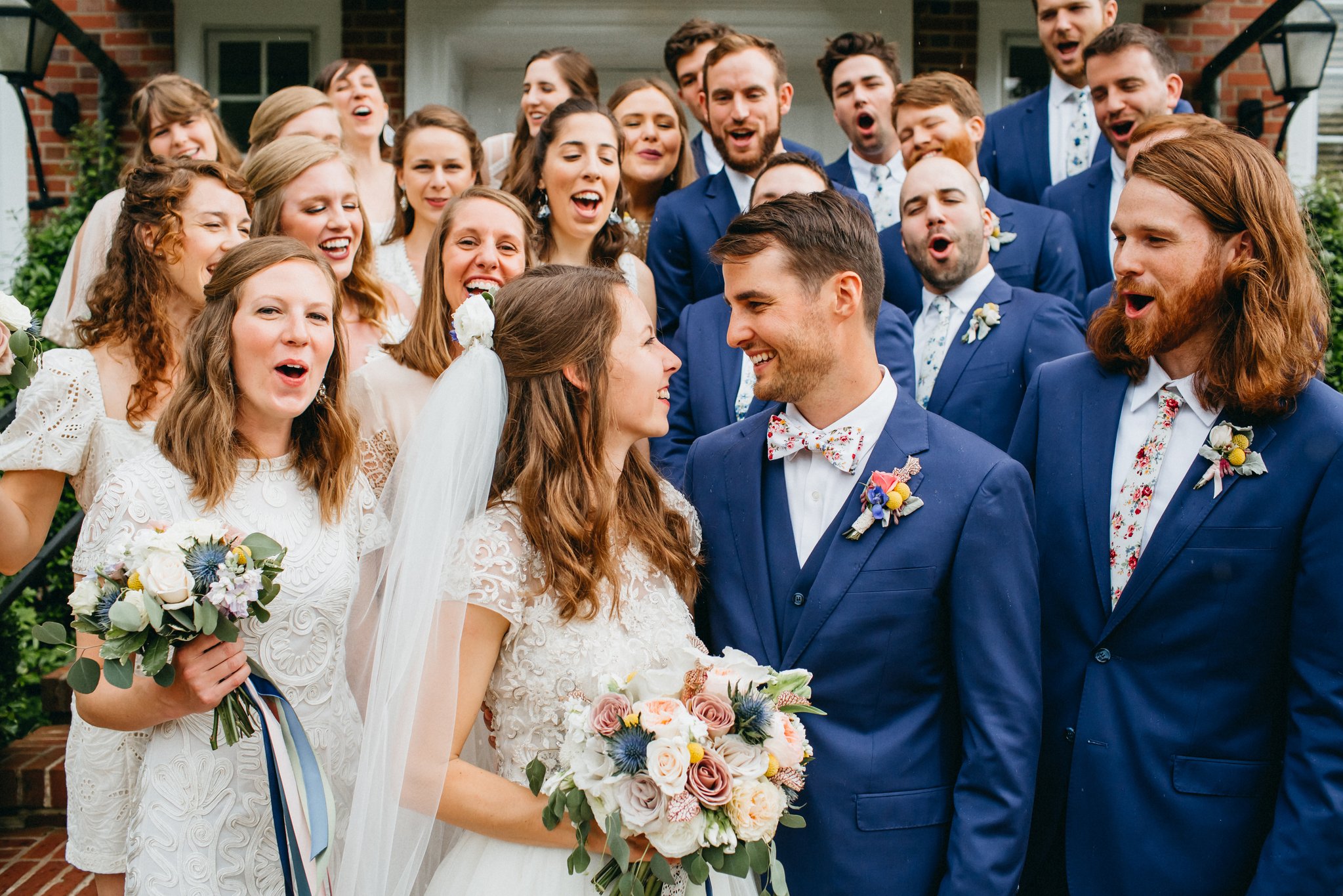 What color should the groom’s tie be?