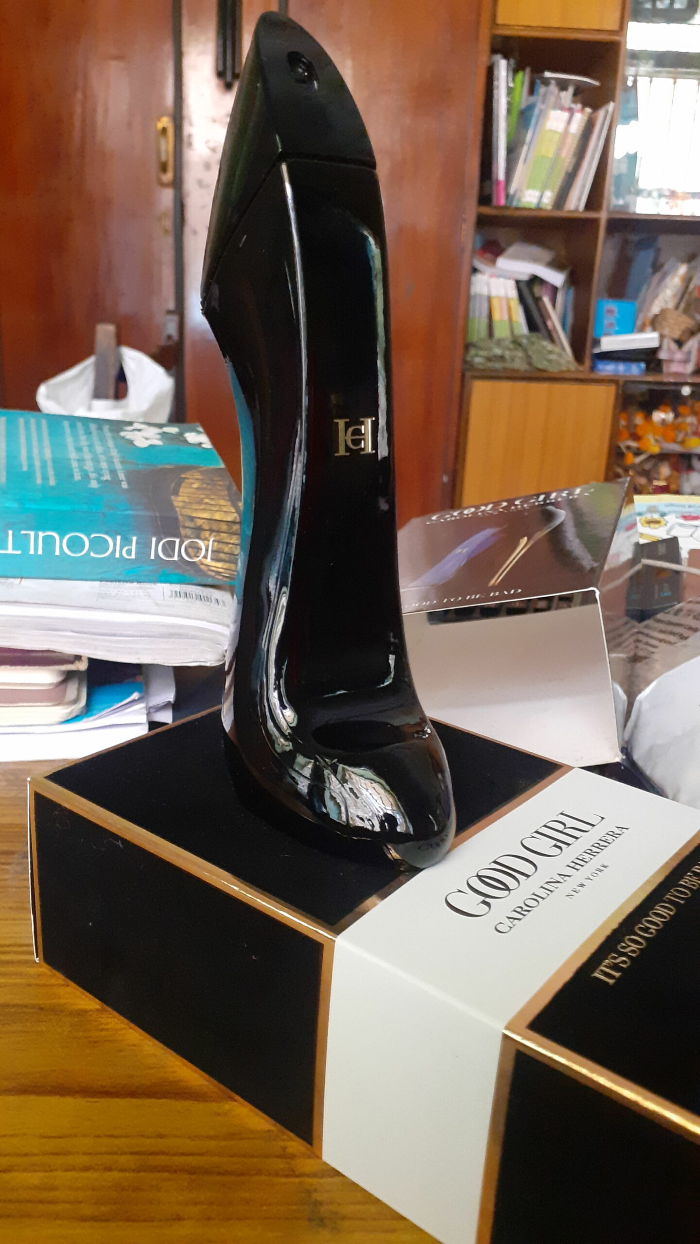 What does Carolina Herrera good girl smell like?