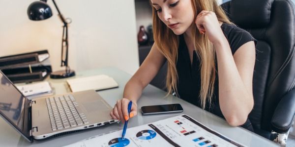 What does an engagement financial analyst do?