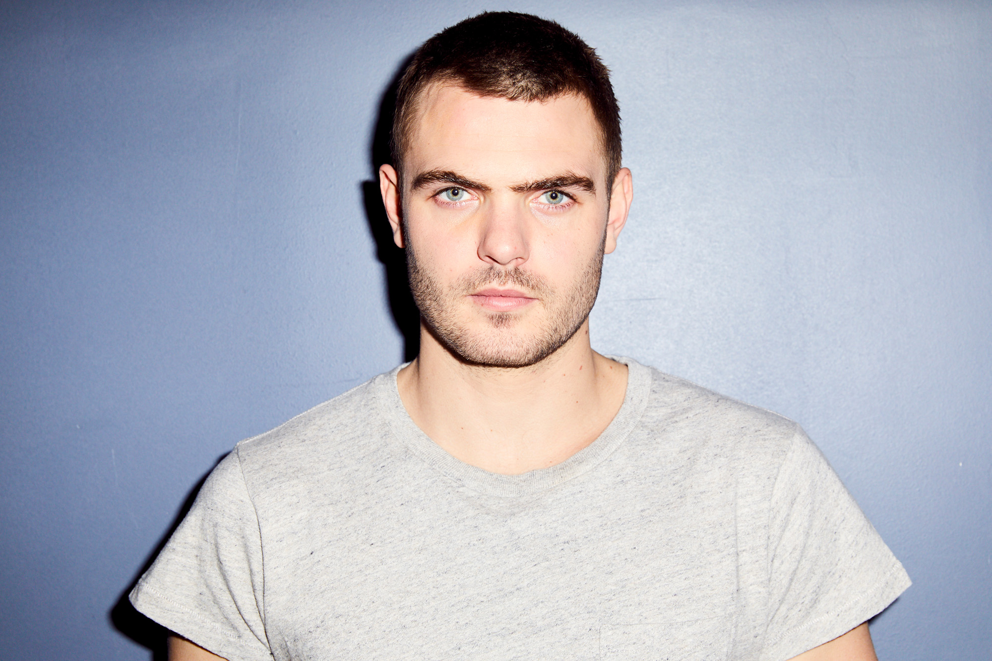 Who is Alex Roe dating?