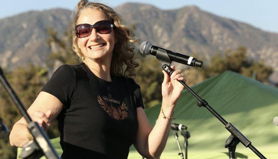 Does Joan Osborne still tour?