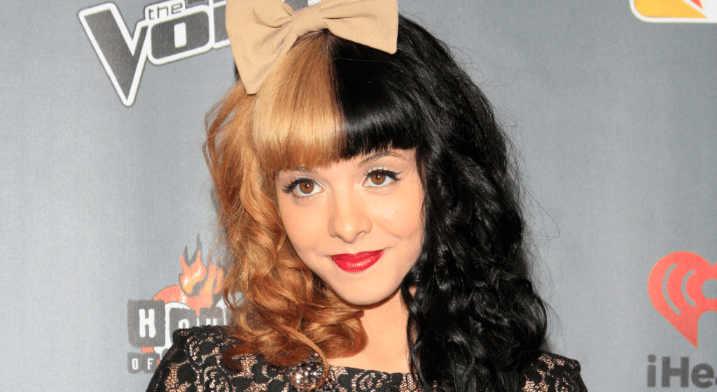 Does Melanie Martinez have a raspy voice?