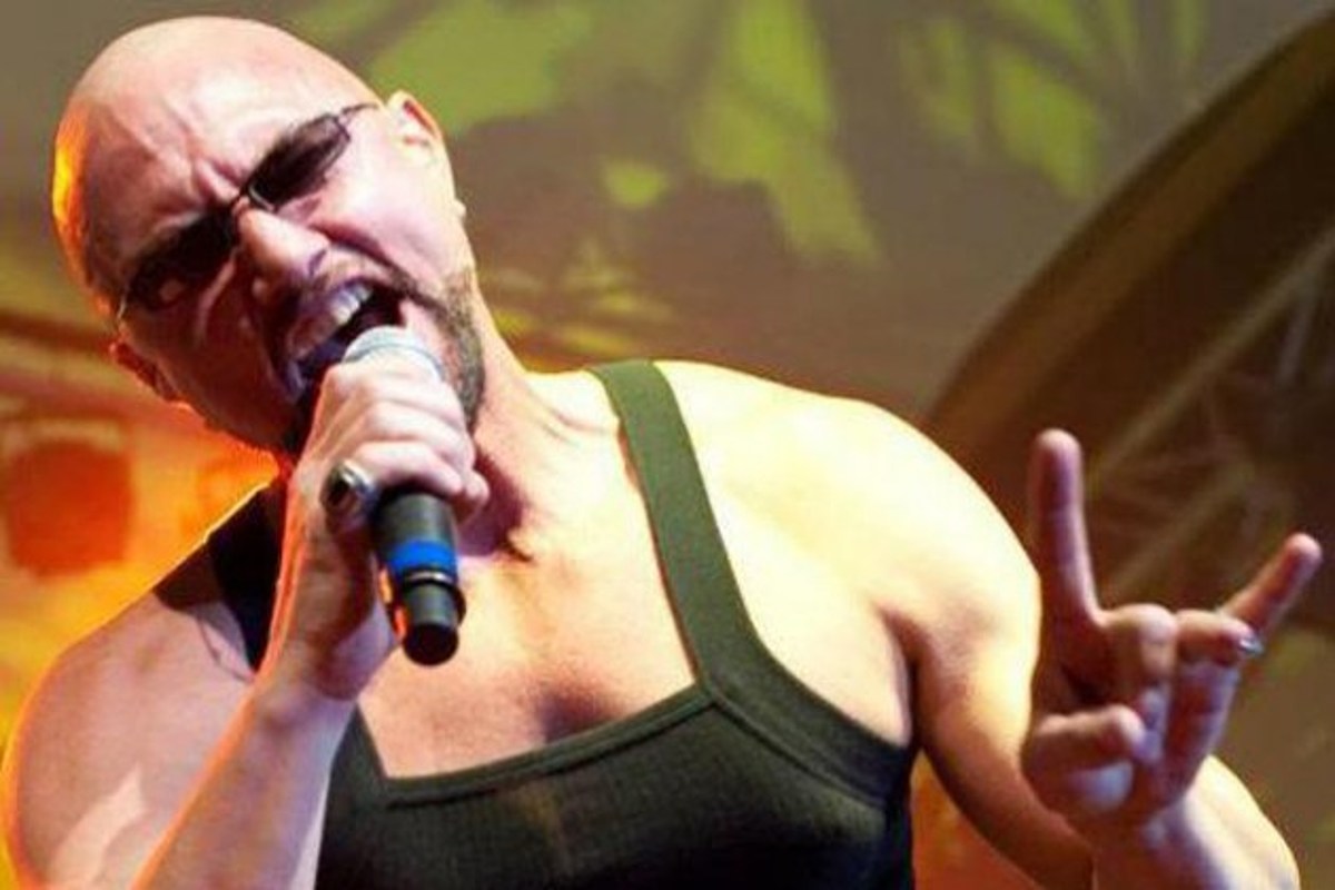 How many octaves does Geoff Tate have?