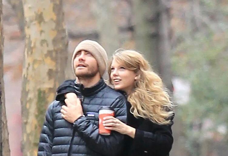 How old is Taylor Swift and Jake Gyllenhaal?