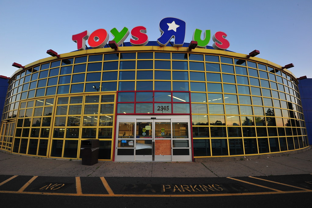 Is Toys R Us coming back 2022?