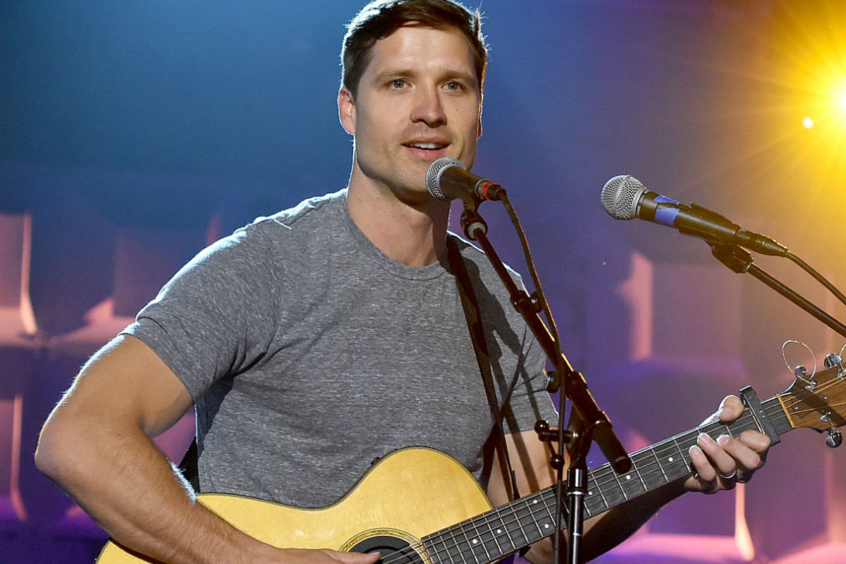 Is Walker Hayes single?