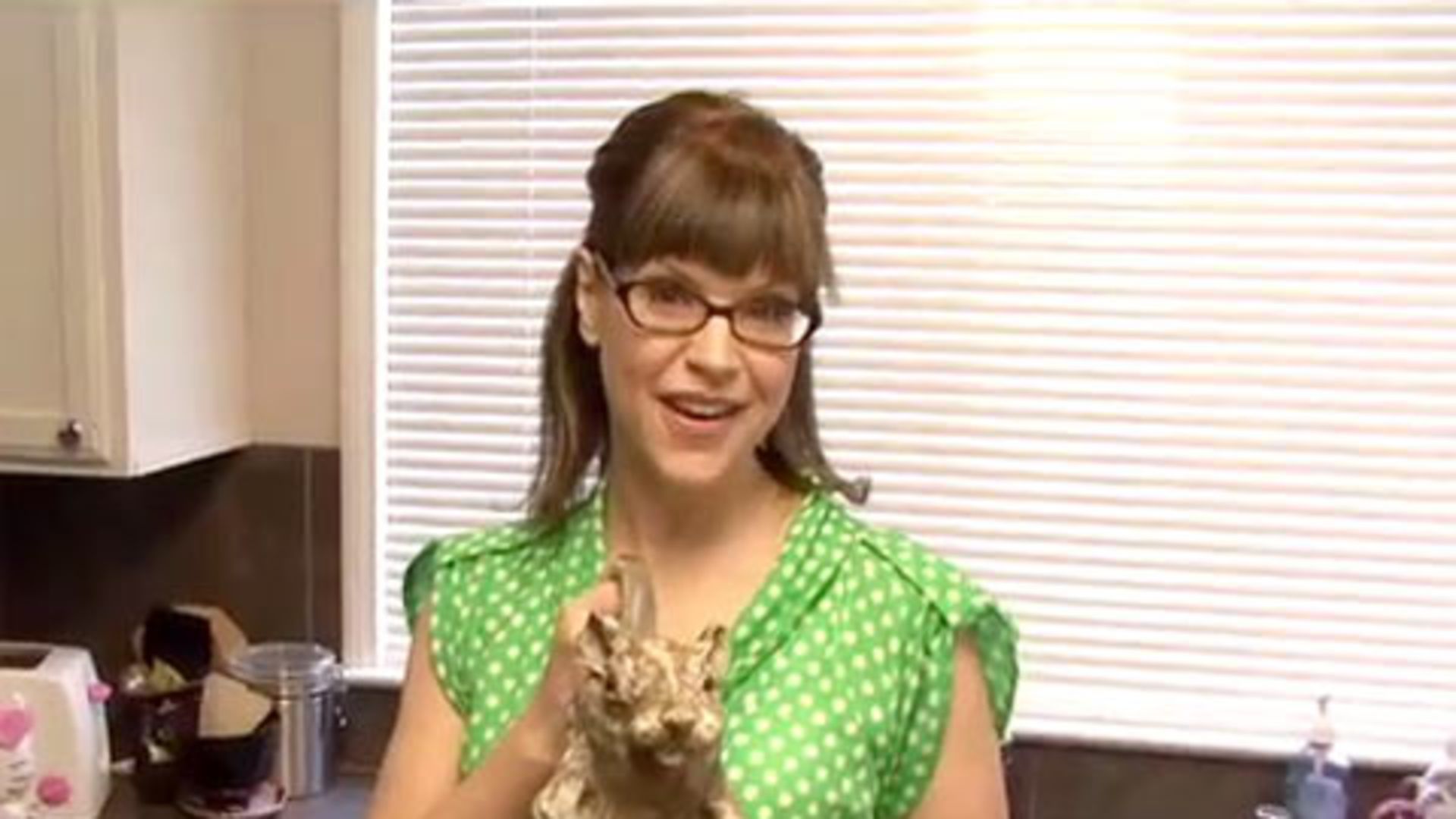 Is that really Lisa Loeb in the Geico commercial?
