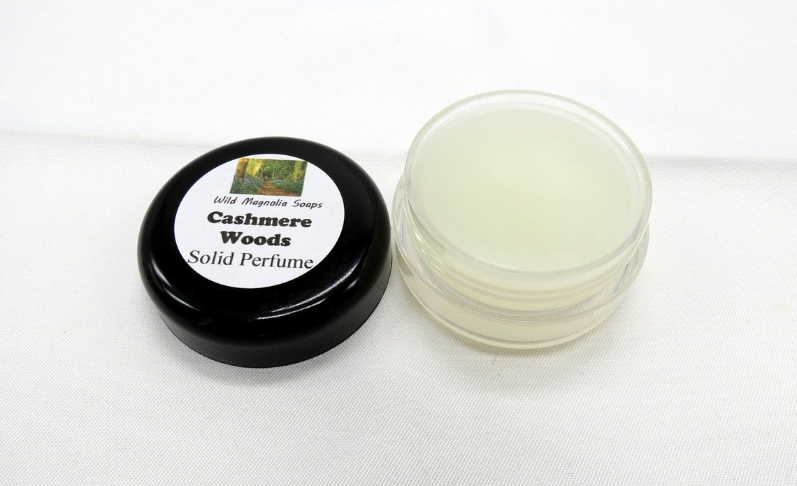 What scents make up cashmere woods?