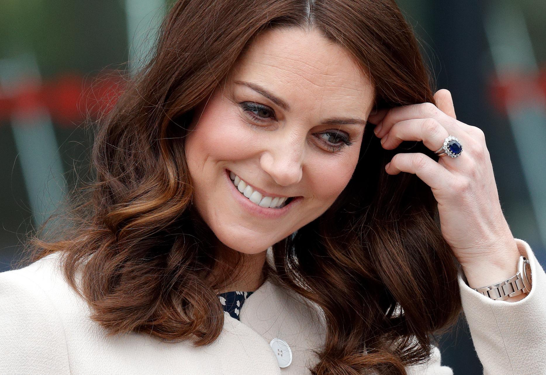 Who bows to Kate Middleton?