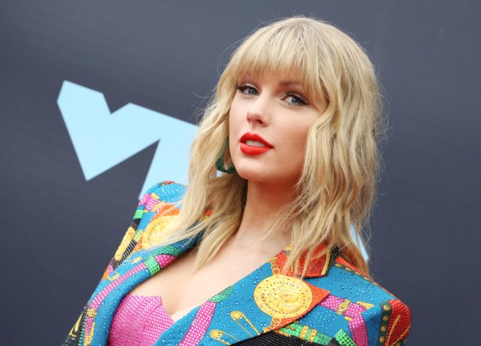 Who did Taylor Swift date at 17?