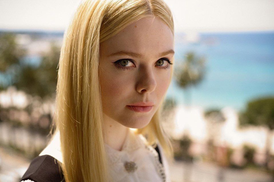 Who has more money Dakota or Elle Fanning?