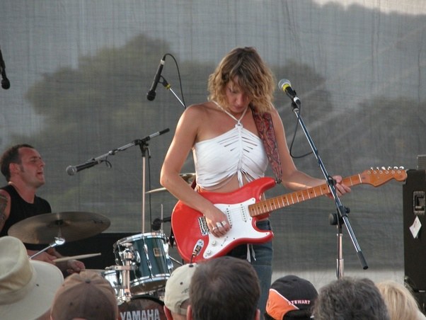 Who is the female guitarist on SNL?