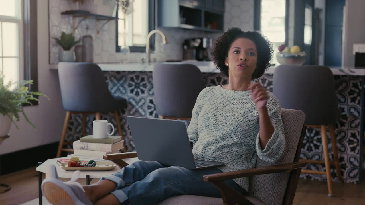 Who is the woman who sings in the GEICO commercial?