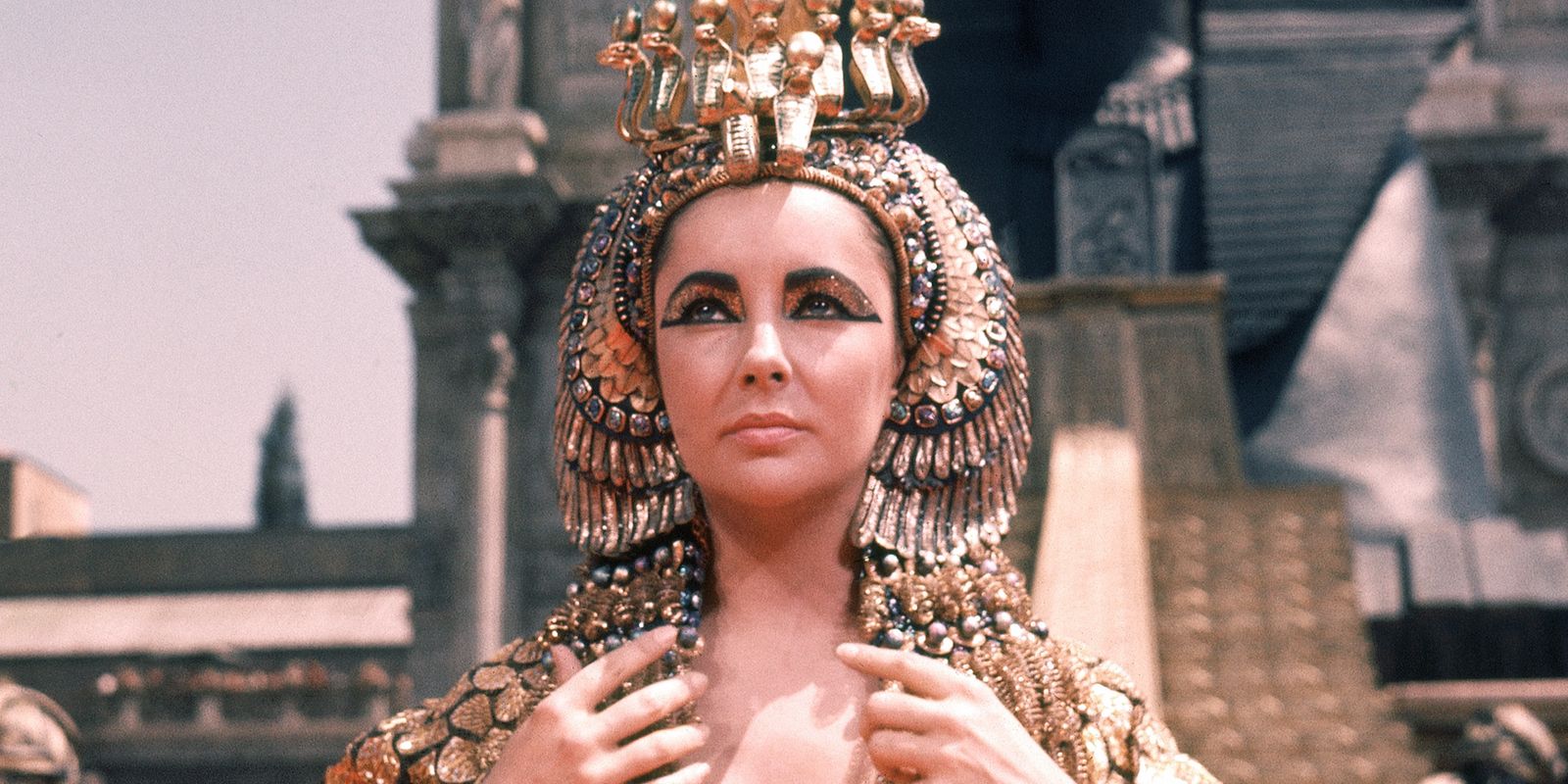 Who plays Cleopatra on the Cesar commercial?