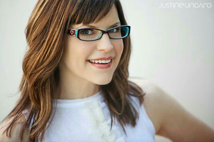 Why does Lisa Loeb wear glasses?